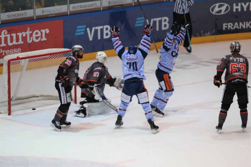Verrückte Eishockeywelt: In letzter Sekunde schlägt der Puck zum 6:5 Siegtreffer ein. Bild: F.Enderle