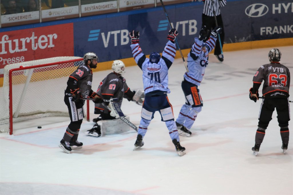 finale 3 3 Verrückte Eishockeywelt: In letzter Sekunde schlägt der Puck zum 6:5 Siegtreffer ein. Bild: F.Enderle