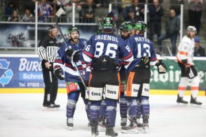 Die Towerstars starten als Titelverteidiger gegen Kaufbeuren in die neue Saison. Bild: Kim Enderle
