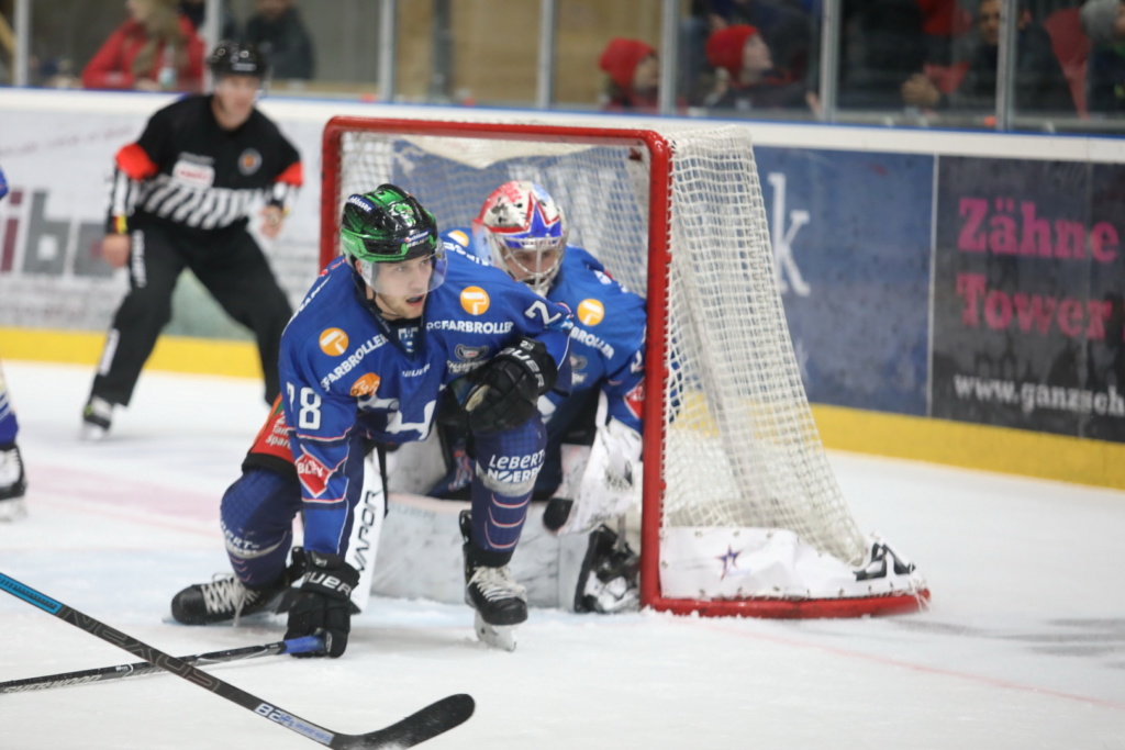 Die Towerstars-Defensive , hier mit Max Kolb, wird gegen Kassel alle Hände voll zu tun haben. Bild: Kim Enderle