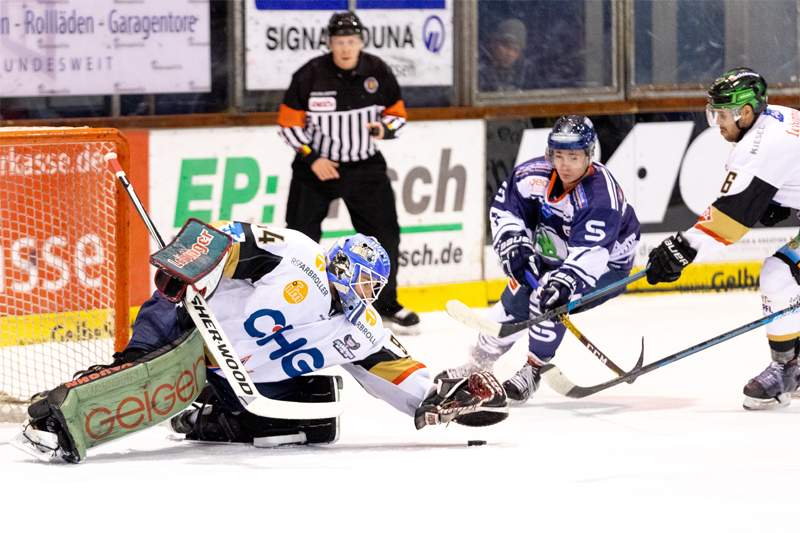 kassel2 ausswärts Towerstars Torhüter Marco Wölfl kann hier erfolgreich den Puck stoppen. Dreimal war er allerdings ohne Chance. Bild: Jan-Malte Diekmann