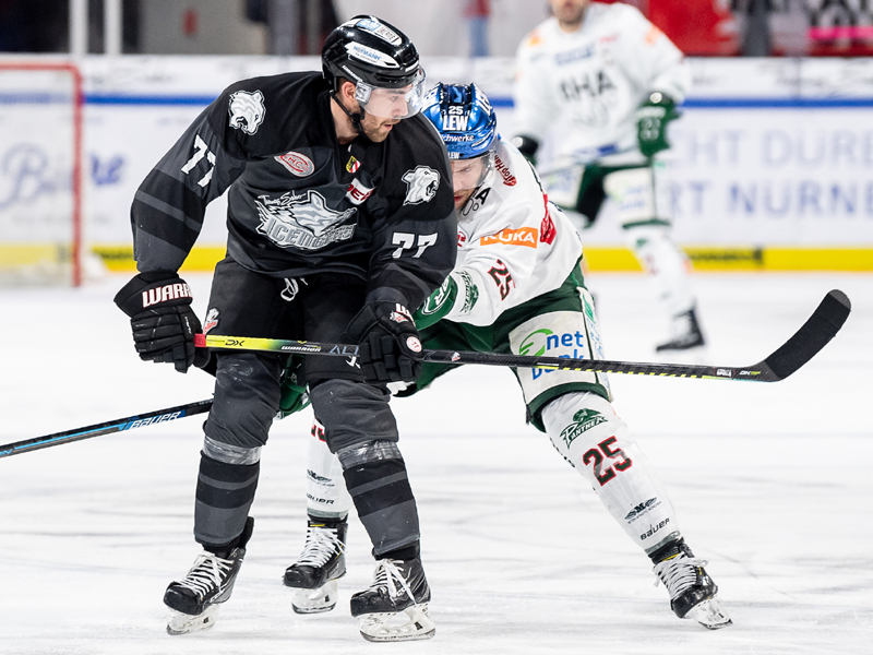 Tim Bender (vorne) kommt bis Ende November auf Leihbasis nach Ravensburg. Bild: Thomas Hahn