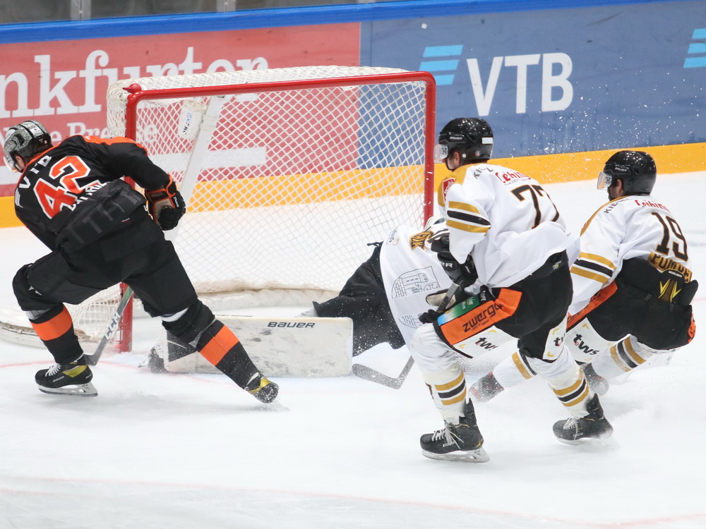 Niklas Treutle pariert hier den Alleingang von Frankfurts Alexej Dmitriev. Bild: F.Enderle