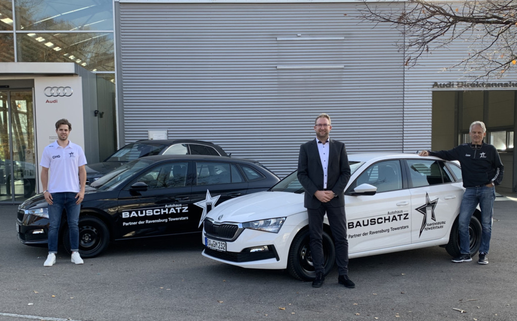 fanrzeugübergabe bauschatz Marcus Rietzler (Mitte) Geschäftsführer des Autohauses Bauschatz Ravensburg und Friedrichshafen, über gab die Fahrzeuge an die Stürmer Sebastian Hon und Mannschaftsleiter Reinhard Bitschi.