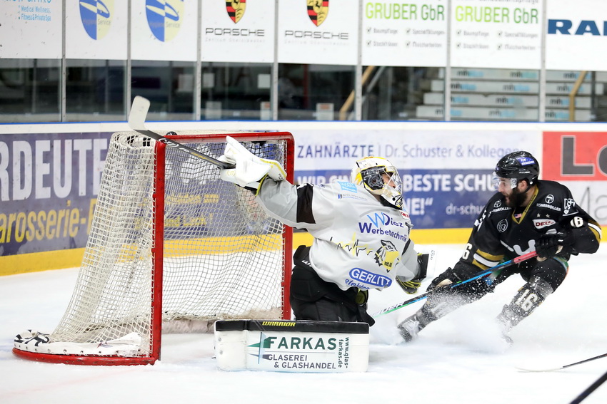Ravensburg Towerstars gegen Bayreuth Tigers John Henrion trifft hier zum 2:1 Führungstreffer. Bild: Kim Enderle