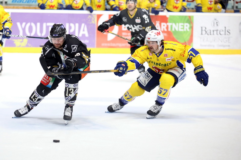 Ravensburg Towerstars gegen Lausitzer Füchse Towerstars Kapitän Vincenz Mayer und sein Team fuhren nach langer Durststrecke wieder einen Heimsieg ein und buchten wichtige Punkte im Kampf um das Ticket fürs Viertelfinale. Bild: Kim Enderle