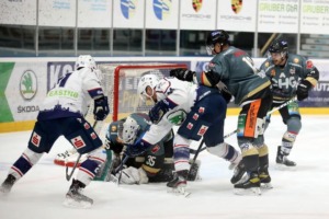 Die Ravensburger Abwehr vor und mit Torhüter Olafr Schmidt leistete an diesem Abend ganze Arbeit. Bild: Kim Enderle