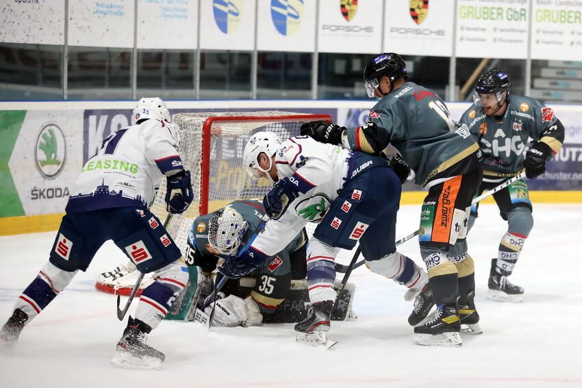 Die Ravensburger Abwehr vor und mit Torhüter Olafr Schmidt leistete an diesem Abend ganze Arbeit. Bild: Kim Enderle