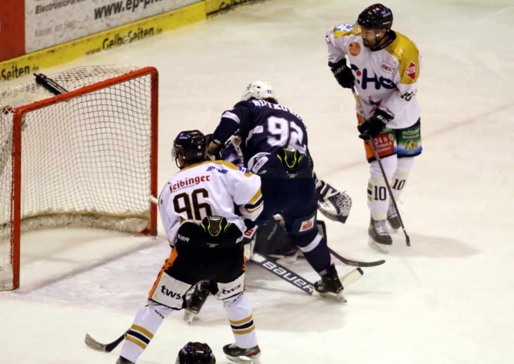 kassel hf 1 Hier trifft Andrew Kozek zum 2:2 Ausgleich. Am Ende setzten sich aber doch die Gastgeber durch. Bild: F.Enderle