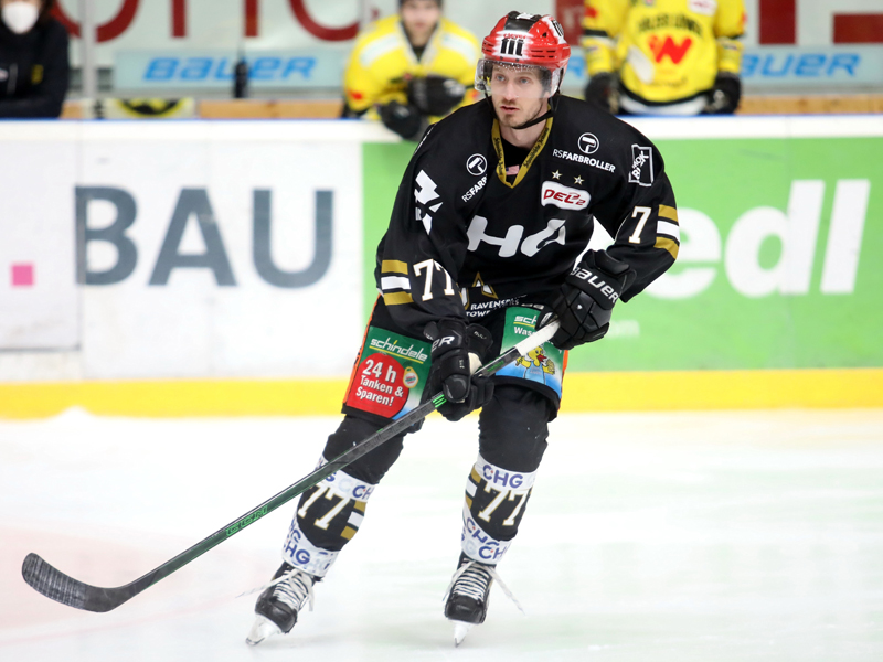 Robbie Czarnik spielt auch 2021/22 im Ravensburger Trikot. Bild: Kim Enderle