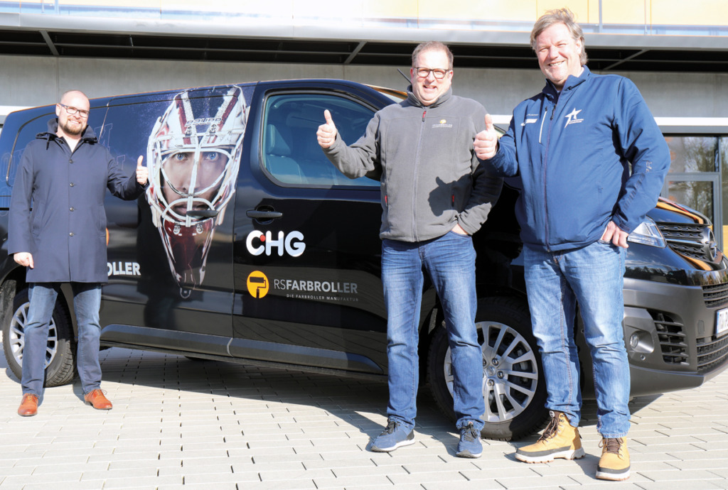 Fahrzeugübergabe bei RS Farbroller: (v.l.n.r.): Daniel Heinrizi (Towerstars Geschäftsführer Sport), Jürgen Gaugel (Inhaber RS Farbroller) und Ingo Loibnegger (Towerstars Equipmentmanager). Bild: F.Enderle