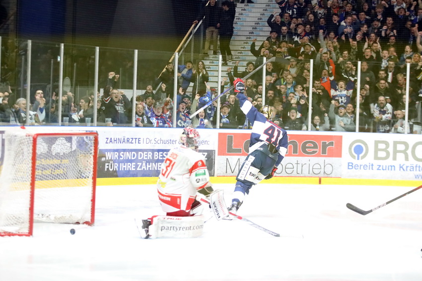 Sam Herr legt hier den mit dem 1:0 nach nur 70 Sekunden den Grundstein zum Finaleinzug. Bild: Kim Enderle