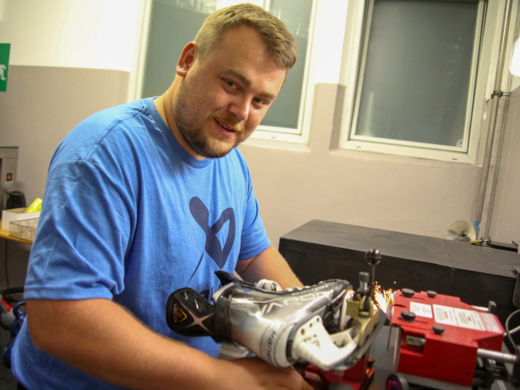 064A4316 Equipment-Manager Oliver König schärft einen Schlittschuh. Bild: F.Enderle