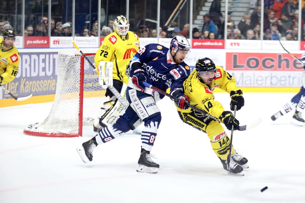 18112022_RavensburgTowerstarsgegenKrefeldPinguine Zweikampf aus dem Hinspiel zwischen Fabian Dietz und Dominic Tiffels. Bild: Kim Enderle