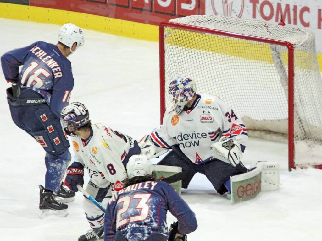 Szene aus dem ersten Spiel in Kassel, das die Towerstars mit 3:9 verloren. 
Bild: F.Enderle