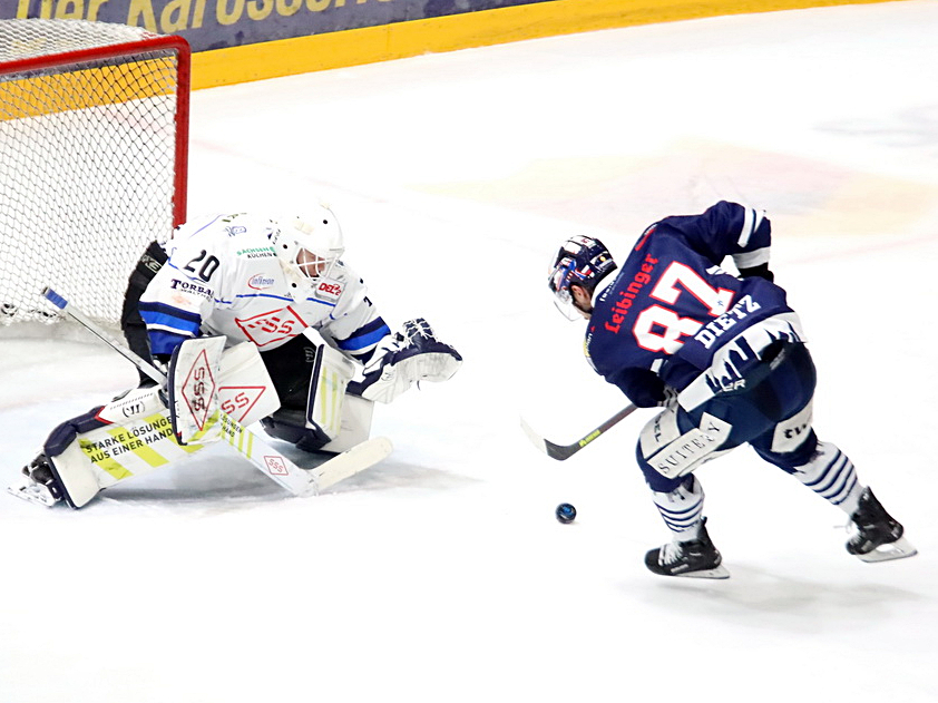 20012023_RavensburgTowerstarsgegenDresdnerEisloewen9 Fabian Dietz hat hier das 5:1 auf dem Schläger, doch er scheitert am inzwischen eingewechselten Jonas Neffin. Bild: Kim Enderle