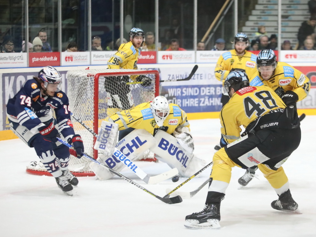 15012023_RavensburgTowerstarsgegenBayreuthTigers Die Towerstars - hier mit Louis Latta - feierten gegen Bayreuth einen Sieg, der erst im Schlussdrittel deutlich wurde. Bild: Kim Enderle