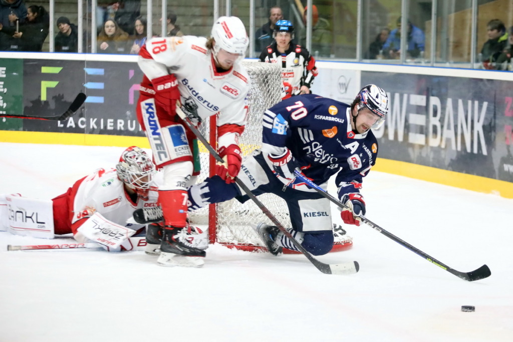 Max Hadraschek (rechts) kämpft um den Puckbesitz im gegnerischen Drittel. Bild: Kim Enderle