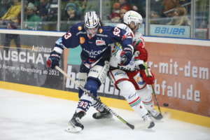 93 Luigi Calce(Ravensburg Towerstars) 4 Felix Thomas (Eispiraten Crimmitschau)