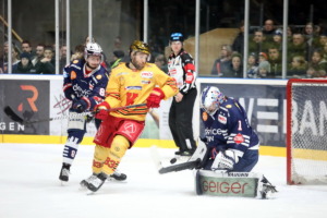 8 Daniel Schwaiger, 1 Jonas Stettmer (Ravensburg Towerstars) 83 Jocob Lagace  (ESV Kaufbeuren)