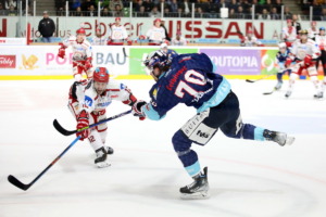 70 Maximilian Hadraschek (Ravensburg Towerstars) 12 Thomas Brandl (EV Landshut)