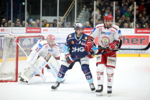 70 Maximilian Hadraschek (Ravensburg Towerstars) 12 Thomas Brandl, 33 Luka Gracnar  (EV Landshut)