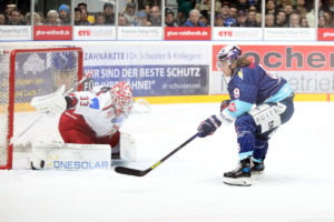 9 Robin Drothen (Ravensburg Towerstars)  33 Luka Gracnar  (EV Landshut)