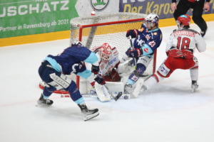 23 Oliver Granz(Ravensburg Towerstars) 33 Luka Gracnar (EV Landshut)