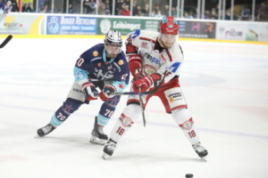 70 Maximilian Hadraschek (Ravensburg Towerstars)18 Samir Kharboutli (EV Landshut)