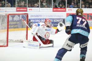 77 Robbie Czarnik (Ravensburg Towerstars) 33 Luka Gracnar  (EV Landshut)