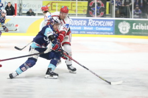 86 Josh MacDonald(Ravensburg Towerstars) 20 Benedikt Brückner  (EV Landshut)