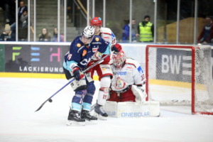 14 Nick Latta (Ravensburg Towerstars) 33 Luka Gracnar (EV Landshut)