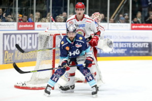 14 Nick Latta (Ravensburg Towerstars) 27 Alexander Dersch, 33 Luka Gracnar  (EV Landshut)