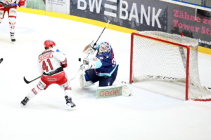 34 Jonas Langmann(Ravensburg Towerstars)  41 Jakob Mayenschein (EV Landshut)