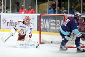 41 Sam Herr (Ravensburg Towerstars) 33 Luka Gracnar  (EV Landshut)