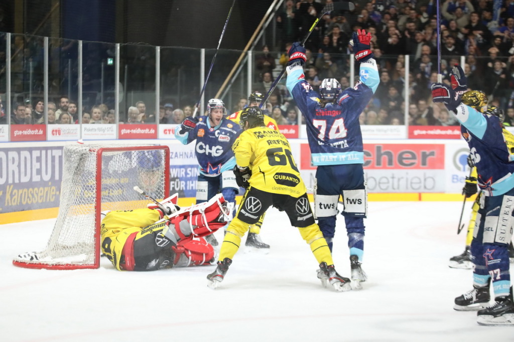 31032023_RavensburgTowerstarsgegenKrefeldPinguine Louis Latta trifft hier zum zwischenzeitlichen 2:0. Bild: Bild: Kim Enderle