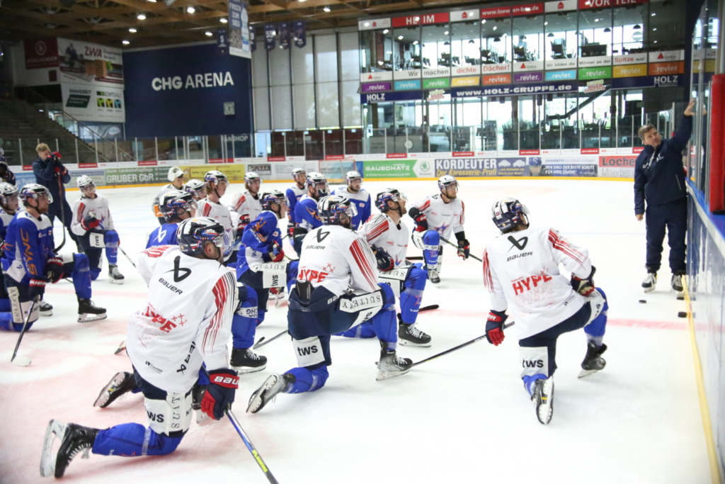trainingsbild1 Coach Gergely Majoross stellt sein Team auf ein anspruchsvolles Wochenende ein. Bild: F.Enderle