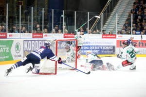 14 Nick Latta (Ravensburg Towerstars) 67 Christopher Kolarz, 20 Manuel Strodel (Starbulls Rosenheim)
