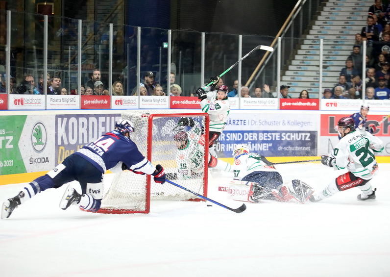 Nick Latta auf dem Weg zum 2:0. Bild: Kim Enderle