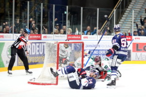 14 Nick Latta (Ravensburg Towerstars) 67 Christopher Kolarz, 20 Manuel Strodel (Starbulls Rosenheim)