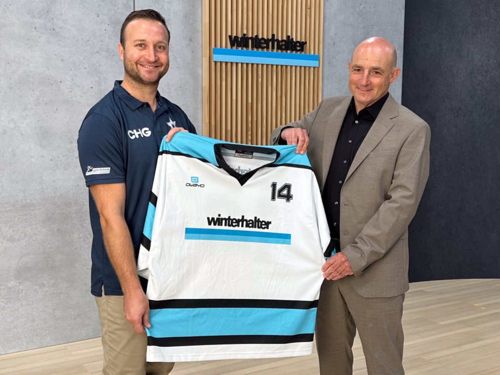 Rudi Seubert, Geschäftsführer der Winterhalter Deutschland GmbH  (rechts) mit Raphael Kapzan, Kaufmännischer Geschäftsführer der Towerstars. Bild: Winterhalter