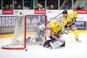 (Ravensburg Towerstars) 30 Luis Benzing (EHC Freiburg)