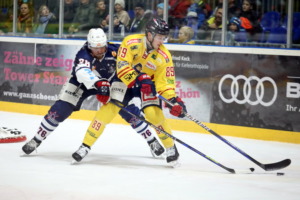76 Denis Pfaffengut(Ravensburg Towerstars) 89 Nick Master (EHC Freiburg)