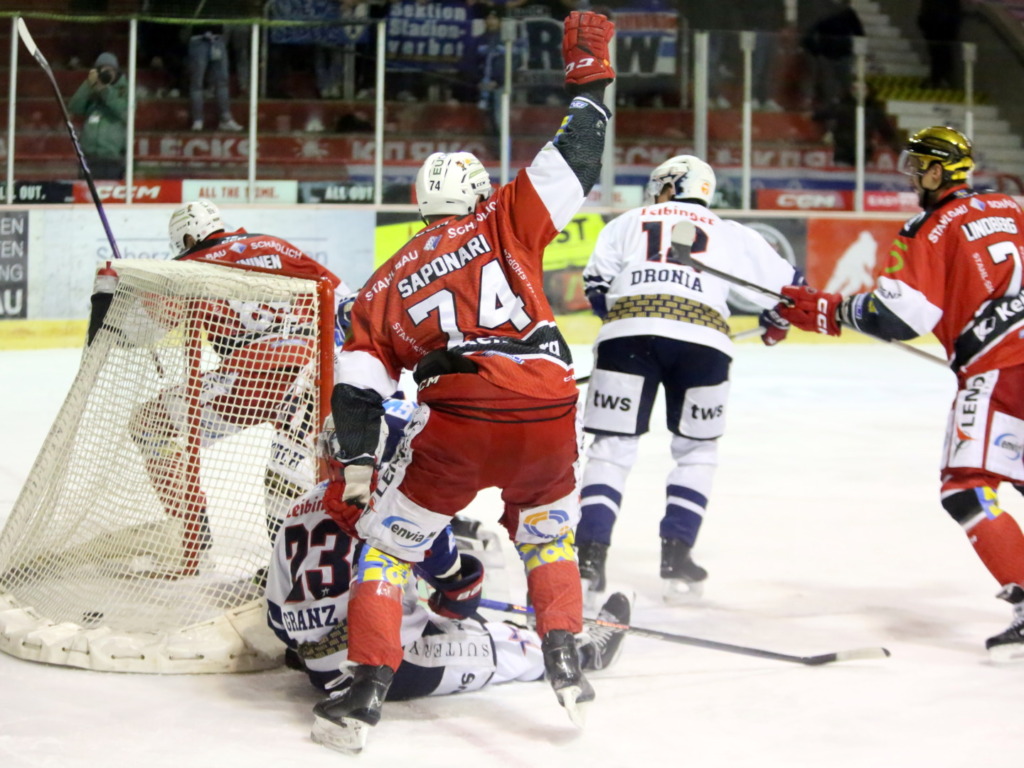 crimmitschau3_1 Eine nachhaltig entscheidende Szene: Bei doppelter Unterzahl drücken die Eispiraten den Puck zum 3:1 über die Linie. Bild: F.Enderle