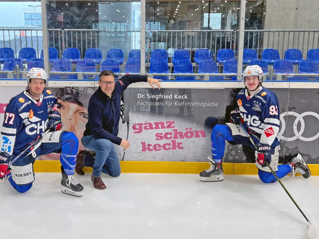 keck verlängerung Dr. Siegfried Keck zusammen mit Robbie Czarnik und Luigi Calce vor der Bandenwerbung.