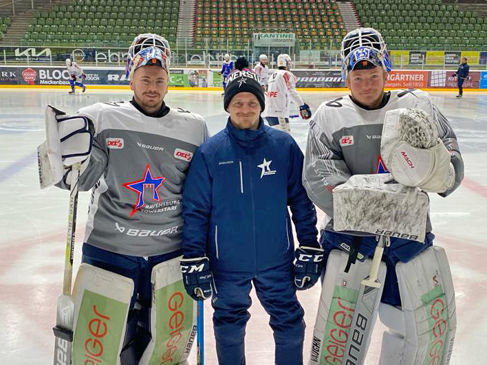 nemec und torhüterteam Matthias Nemec mit Ilya Sharipov und Nico Pertuch.