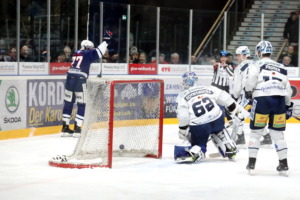 (Ravensburg Towerstars) 62 Janick Schwendener (Dresdner Eisloewen)