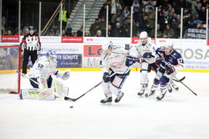 27 Tim Gorgenländer (Ravensburg Towerstars) 62 Janick Schwendener , 88 Johan Porsberger (Dresdner Eisloewen)