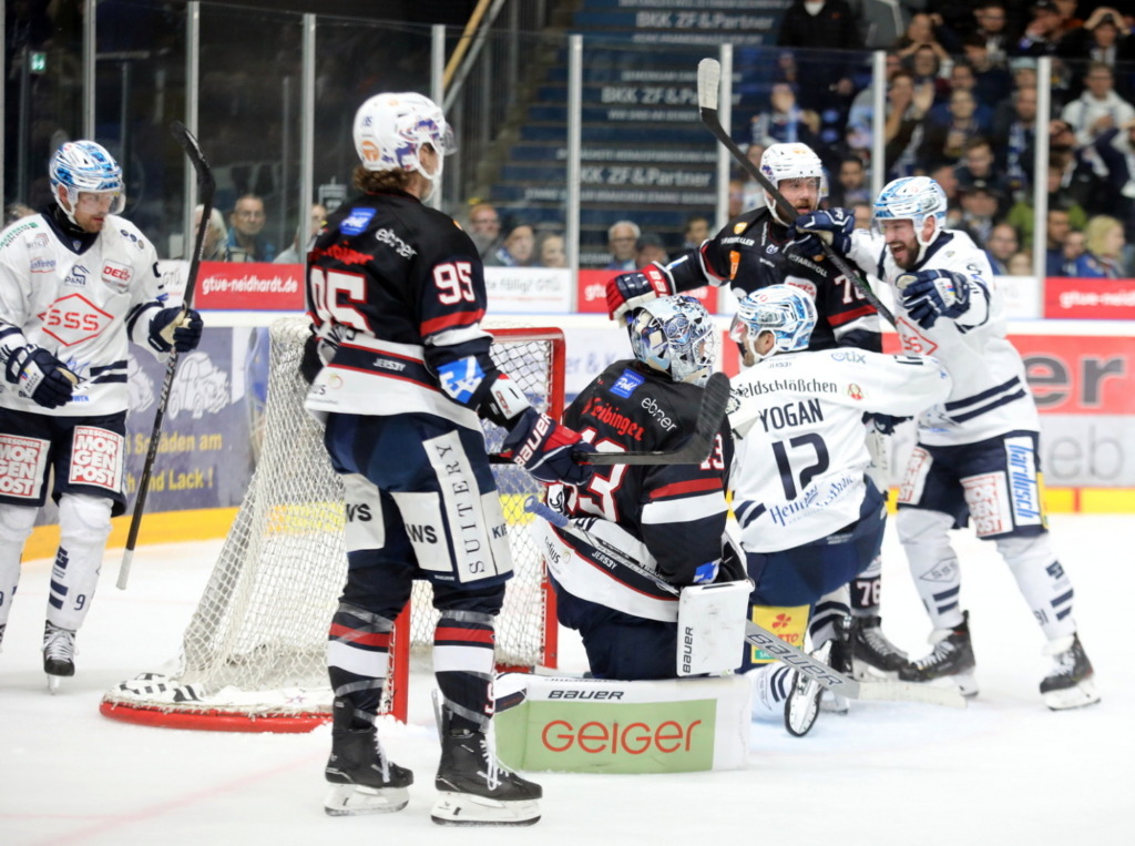 15092024_RavensburgTowerstarsgegenDresdenerEisloewen Hier kippt das Spiel, als der Andrew Yogan den Puck zum 2:3 über die Linie drückte. Bild: Kim Enderle
