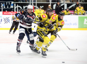 15 Johannes Krauß (Ravensburg Towerstars) 60 Philip Riefers, 71 Niclas Focks (Krefeld Pinguine)